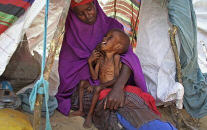 Una mujer y su hijo, desnutrido, a las afueras de Mogadiscio (Somalia), el pasado marzo. 