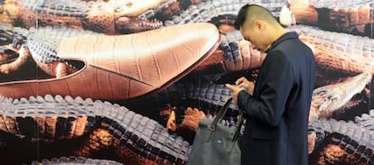 Un hombre en la feria del calzado de Shanghái.