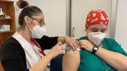 A healthcare professional is vaccinated in Málaga in January.