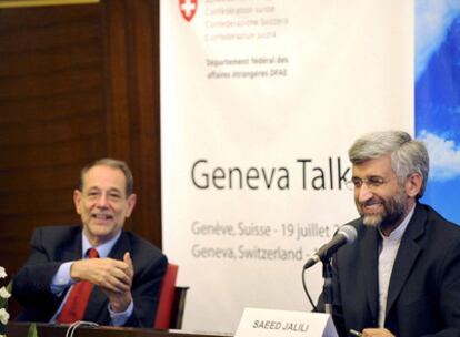 El jefe negociador iraní, Sayid Jalili (derecha) y el jefe de la diplomacia de la UE, Javier Solana, en Ginebra