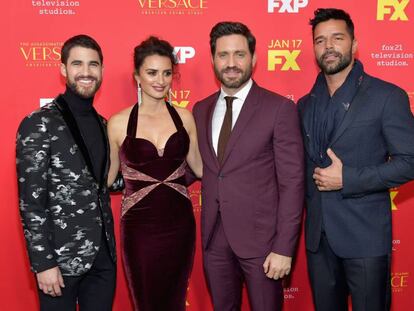 Los actores Darren Criss, Penelope Cruz, Edgar Ramirez, y Ricky Martin en la presentación de la serie sobre Gianni Versace el pasado lunes en Hollywood.