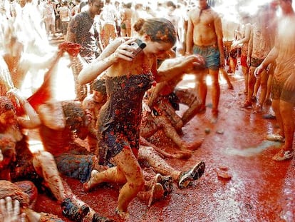 Participantes en la fiesta de la Tomatina de Buñol en plena celebración.