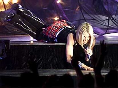 <font size="2"><b>Madonna se hace carne en Barcelona</font></b><br>En la imagen, Madonna, en un momento de su actuación.
