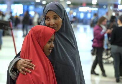 Una mujer somalí abraza a su hija al llegar al aeropuerto de Nueva York, el miércoles.