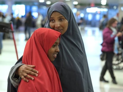 Una mujer somalí abraza a su hija al llegar al aeropuerto de Nueva York, el miércoles.