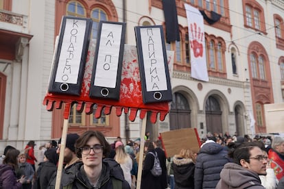 Un estudiante muestra una pancarta simulando baterías de litio en una manifestación de Belgrado el 5 de febrero.