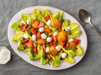 Ensalada de albaricoques, queso y lechuga