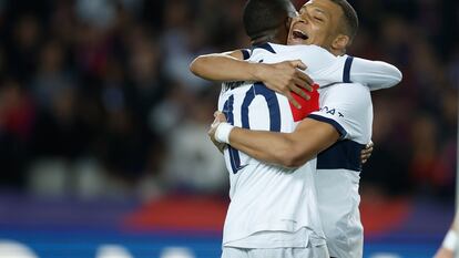 Dembélé y Mbappé celebran la victoria del PSG ante el Barcelona.