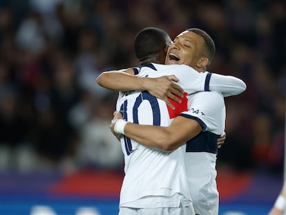 Dembélé y Mbappé celebran la victoria del PSG ante el Barcelona.