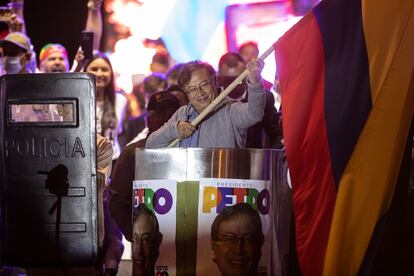 Gustavo Petro, candidato a la presidencia, sostiene una bandera de Colombia frente a una efusiva multitud que lo escucha en la Plaza de Bolívar en Bogotá, 22 de mayo de 2022.