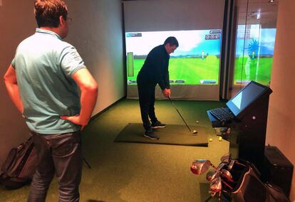 'Tee' virtual para jugar al golf durante el tránsito en la nueva sala Businnes CIP Lounge del aeropuerto de Estambul.