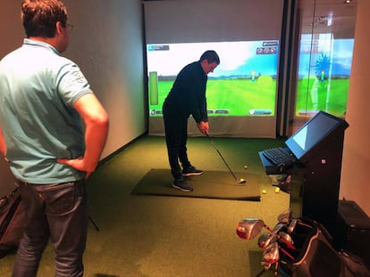 'Tee' virtual para jugar al golf durante el tránsito en la nueva sala Businnes CIP Lounge del aeropuerto de Estambul.