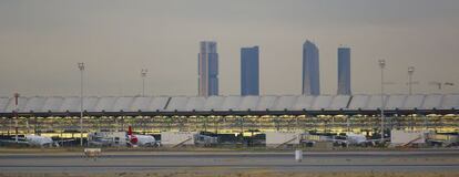 En primer término la pista de la T4 en Barajas y su edificio detrás