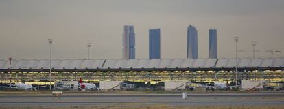 En primer t&eacute;rmino la pista de la T4 en Barajas y su edificio detr&aacute;s