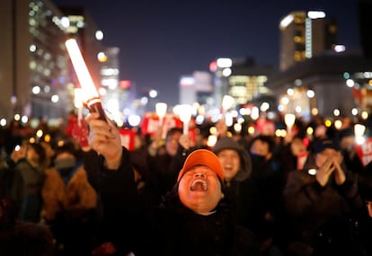 Un grupo de manifestantes durante una protesta contra el presidente de Corea del Sur, Park Geun-hye, un día antes de que la Corte Constitucional decida sobre el proceso de destitución del presidente, en Seúl.