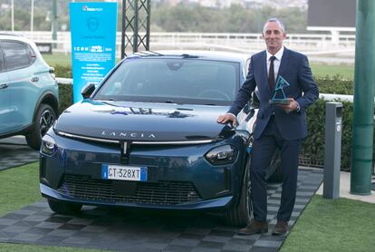 Oliver Quilichini, responsable de Lancia en España y Portugal, posa junto al Lancia Ypsilon en el Hipódromo de La Zarzuela durante .