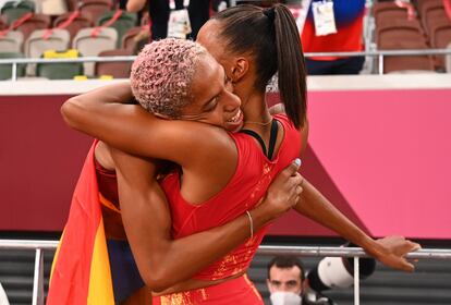 Yulimar Rojas (izquierda), oro olímpico en triple salto, se abraza con la española Ana Peleteiro (derecha), medalla de bronce, tras romper el récord del mundo (15.67).