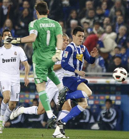 Casillas y Callejón, en la jugada en la que fue expulsado el capitán madridista.