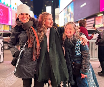 Vitória Mesquita junto a su madre y su hermana en una imagen cedida.