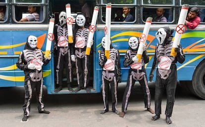 Un grupo de activistas disfrazados de esqueletos sostienen réplicas de cigarrillos, en el marco de una acción de concienciación sobre los daños que provoca el tabaco celebrada en Calcuta, India, con motivo del Día Mundial sin Tabaco. 