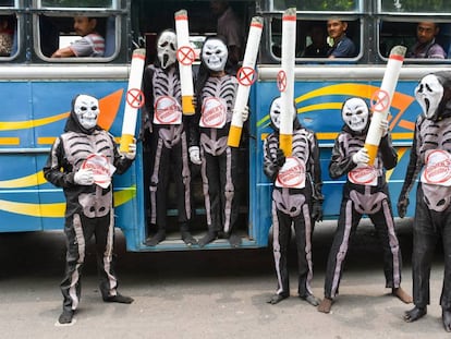 Un grupo de activistas disfrazados de esqueletos sostienen réplicas de cigarrillos, en el marco de una acción de concienciación sobre los daños que provoca el tabaco celebrada en Calcuta, India, con motivo del Día Mundial sin Tabaco. 