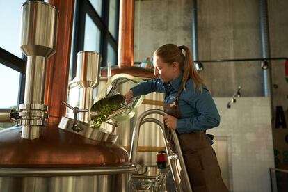 Irene Pascual, añadiendo lúpulo en Factoría Cruzcampo (Sevilla).