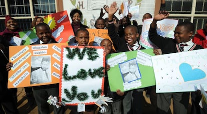 Estudiantes de un colegio en Soweto felicitan a Nelson Mandela por su 95 cumpleaños, 18 de julio de 2013.