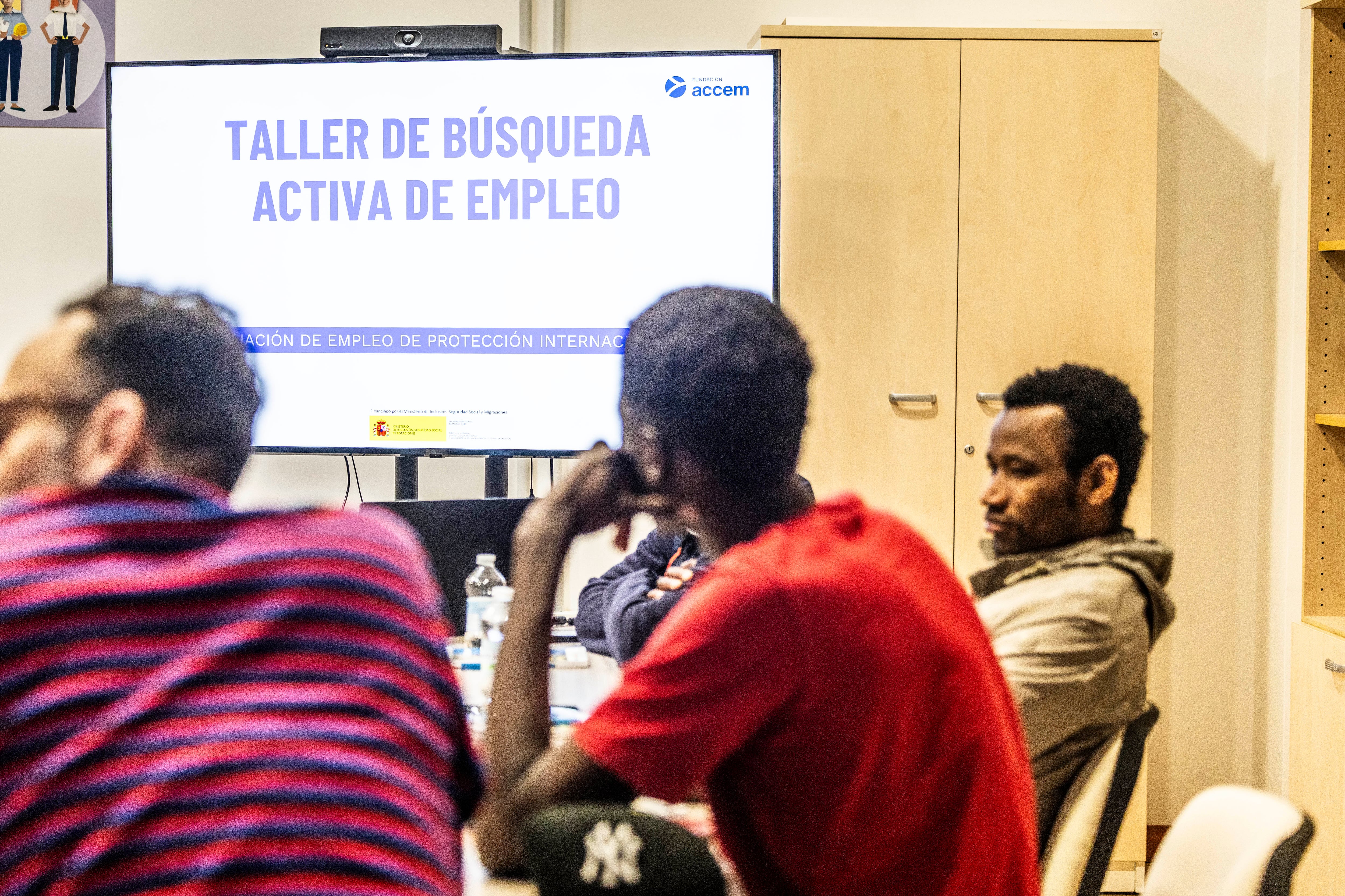 Qué mueve a los trabajadores a buscar otro empleo: más sueldo en Estados Unidos y miedo al despido en Europa