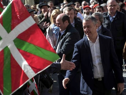 El lehendakari, Iñigo Urkullu, recibe el saludo de militantes del PNV durante la celebración del Aberri Eguna en Bilbao.
