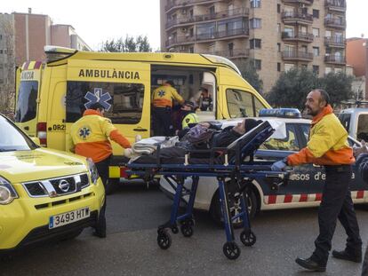 Un equipo de emergencias evacúa a un activista de los CDR que ha recibido un golpe de un coche durante la manifestación en Barcelona.