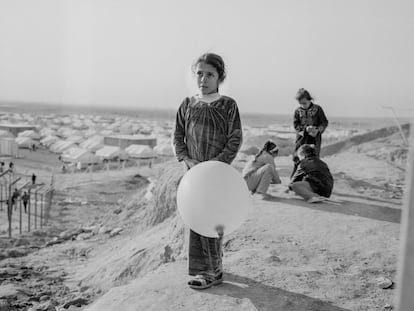 Majmur, norte de Irak. 11 de diciembre de 2016. Yazmin (en el centro), una niña iraquí desplazada de Majmur, juega con otros niños desplazados en las colinas situadas entre los campamentos de desplazados internos de Debaga 1 y 2 (al fondo).