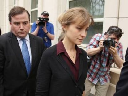 La actriz Allison Mack saliendo de una audiencia tras ser acusada de tráfico sexual, el pasado 4 de mayo, en Nueva York, Estados Unidos.