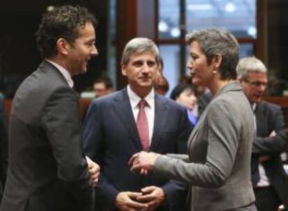 El presidente del Eurogrupo, Jeroen Dijsselbloem (i); el ministro de Exteriores y vicecanciller austriaco, Michael Spindelegger, y la ministra danesa de Economía, Margrethe Vestager, conversan al comienzo de una reunión del Ecofin en Bruselas (Bélgica) hoy.