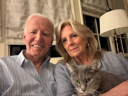Joe Biden, junto a su esposa, Jill, en una imagen compartida este lunes en la red social X.