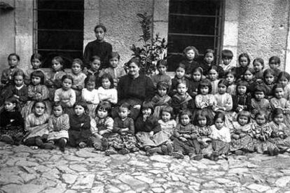 Mogarraz, 1920. Josefa Herrero con sus compañeros y su maestra (Efe).
