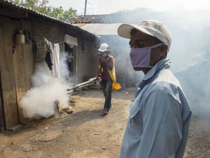 Una brigada de prevención contra el chikungunya fumigando casa por casa en Palacagüina (Nicaragua).