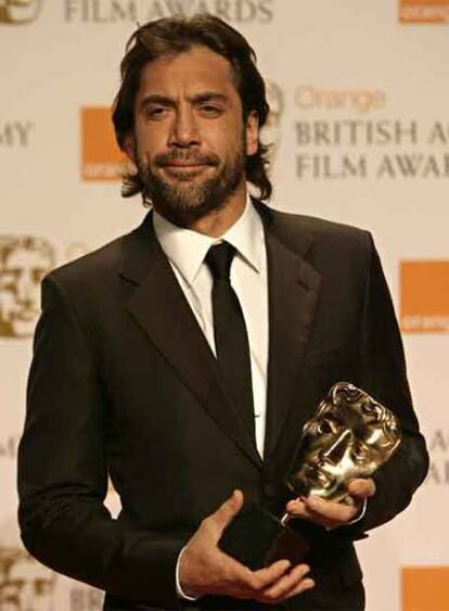 Javier Bardem posa para los fotógrafos con el BAFTA a mejor actor