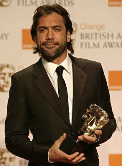 Javier Bardem posa para los fotógrafos con el BAFTA a mejor actor