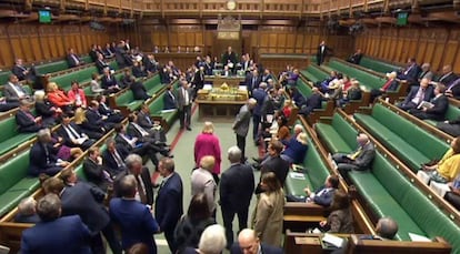 Interior del Parlamento tras la suspensión del pleno.