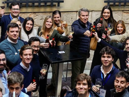 El líder del Partido Popular, Alberto Núñez Feijóo (centro) y el presidente de Castilla-León, Alfonso Fernández Mañueco (derecha) durante un encuentro con las Nuevas Generaciones del Partido con motivo de la XXVII Intermunicipal del PP que se celebra este sábado en Valladolid.
