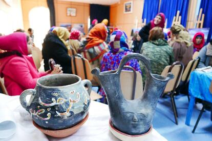 Reunión de una cooperativa de mujeres cuya cerámica, basada en motivos amazigs, ha obtenido reconocimiento de la UNESCO