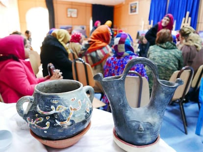 Reunión de una cooperativa de mujeres cuya cerámica, basada en motivos amazigs, ha obtenido reconocimiento de la UNESCO