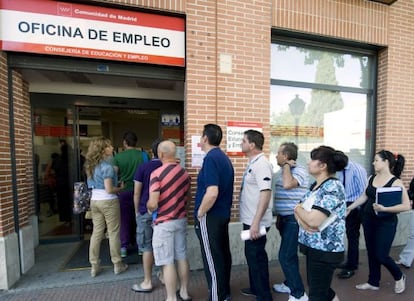 People line up outside an unemployment office in Alcalá de Henares (Madrid).