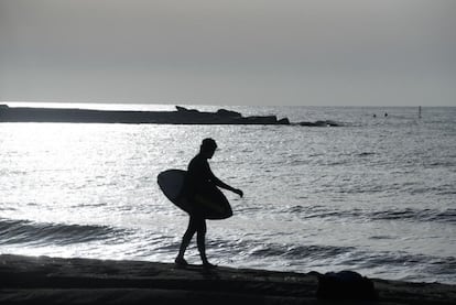 Barcelona ha abierto este viernes las playas, pero solo entre las seis y las diez de la mañana y solo para nadar y hacer deporte.