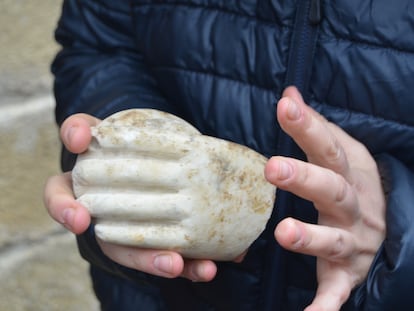 Un arqueólogo muestra la mano de mármol hallada en Artieda.