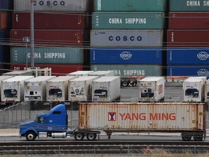 Contêineres com mercadorias da Ásia, na sexta-feira no terminal de carga de Long Beach (Califórnia).