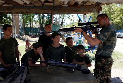 Muchos instructores pasaron años en ‘puntos calientes’ o zonas de conflicto. En la foto, un instructor del club militar patriótico 'Caballeros rusos' enseña a los jóvenes del club patriótico militar 'Patriota' cómo usar armas, durante su visita a la base de los 'Caballeros rusos' en el pueblo de Sengileyevskoye, en la región de Stavropol (Rusia) el 3 de agosto de 2017.