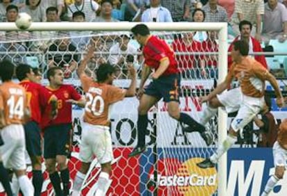 Morientes remata de cabeza el primer gol de la selección española.