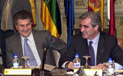 El ministro Jesús Posada y Joaquín Martínez, presidente de Cantabria, en la firma de las transferencias.