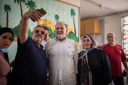 El candidato de Hezbolá, Alí Ammar, posa con partidarios, este domingo en un colegio electoral de Dahiye.
